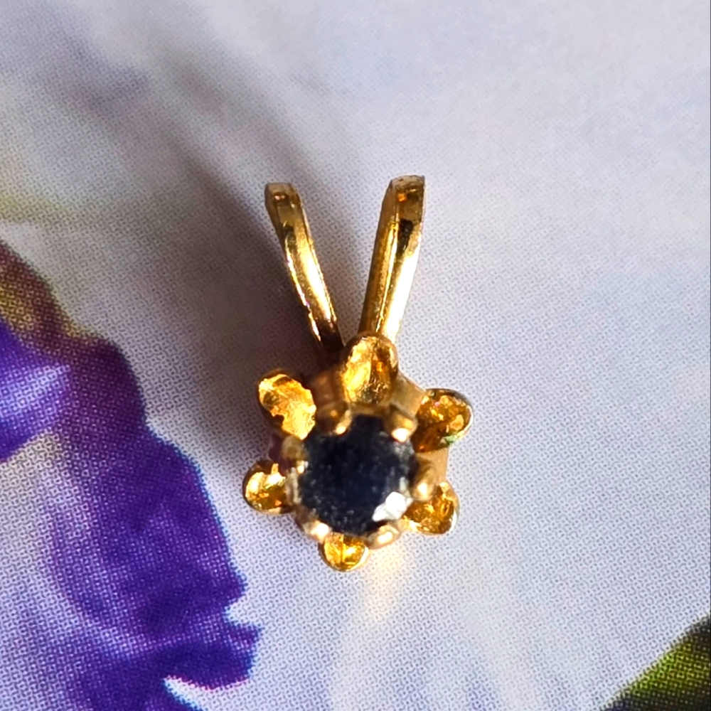 Vintage tiny solitaire pendant blue gold tone